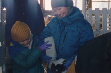 黒木華、北海道の牧場経営に奮闘　牛への哺乳シーンも　「牧場しぼり」新CM、インタビュー映像が公開