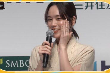 筧美和子、個性派ワンピのワントーンコーデ　アクセサリーの重ね付けで華やかさをプラス