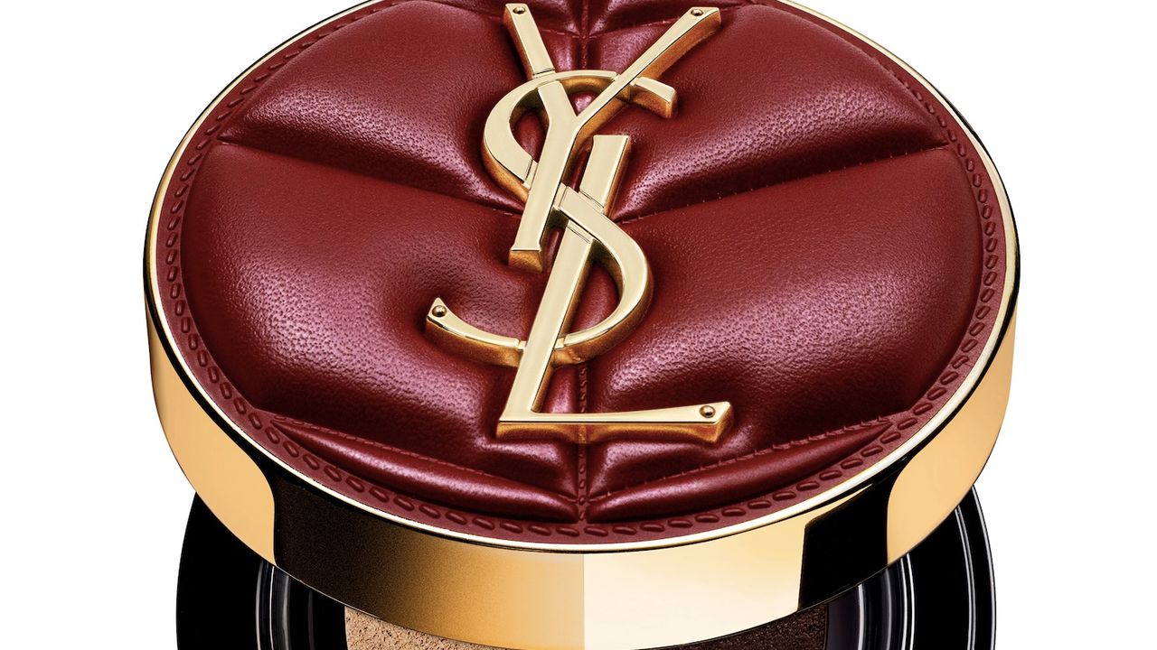 パファーデザインに昇華。イヴ・サンローランの限定クッションファンデーション | Vogue Japan パファーデザインに昇華。イヴ・サンローランの限定クッションファンデーション | Vogue Japan