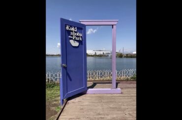 久喜菖蒲公園にある「どこでもドア」が、2024年7月から“菖蒲+ラベンダー”色に。「どこでもドア」と言ったらやっぱり、ピンクしか勝たんですよね！も〜も色の、ドアがい〜い♪ #どこでもドア #ドラえもん