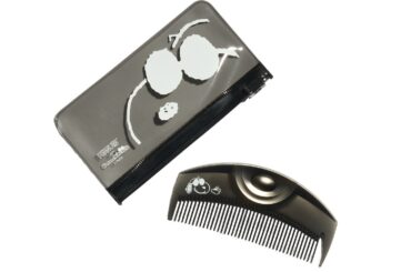 コスメキッチン×ラブクロム、サングラスをかけたスヌーピーの限定ヘアコーム「ツキ プレミアムブラック」 - ファッションプレス