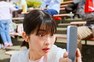 浜辺美波、思わぬ"バッテリー"違いにキュートな驚き顔！　「Google Pixel 9a」新TVCM