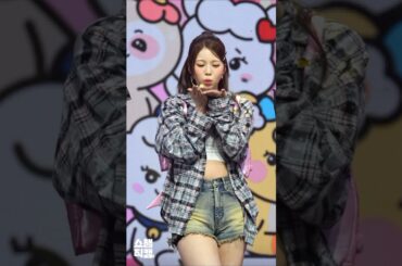 紙吹雪をがんばって取って飛ばすアヤカちゃんがかわいすぎた💗💗#niziu #アヤカ #アヤカペン #かわいい#LOVELINE