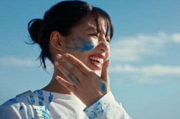 石井杏奈、爽快な青空の下でブルーのペンキまみれに　「キリン 氷結」新CMが公開