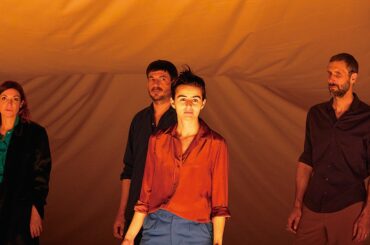 アートな時間：人道支援現場のリアルに迫りファッションに潜む支配構造を暴く　“世界のいま”が静岡の舞台に結集　濱田元子 | 週刊エコノミスト Online