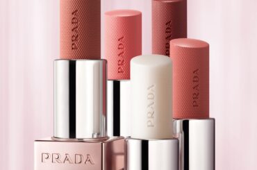 プラダ ビューティ25年夏コスメ、“きらきらマイクロラメ入り！”艶めくピンクリップバーム - ファッションプレス