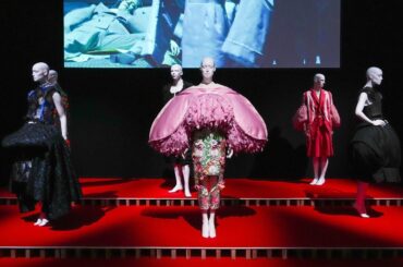 「LOVE ファッション—私を着がえるとき」展が東京で、ギャルソンやディオールなど約130点が一堂に - ファッションプレス