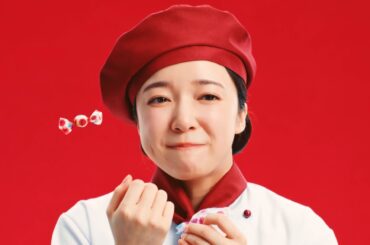 上白石萌音が“ペコちゃんスマイル”を披露！七変化でコスチュームをまとい大満足「一日で憧れがいっぱい叶った」　ミルキー新CM『みんなペコちゃん』篇