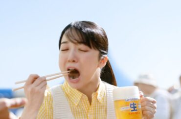 上白石萌音、場を勝手に仕切る”父”西島秀俊につられて大口で焼き肉パクリ！？　「サントリー生ビール」新TV-CM