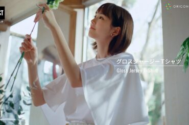 桐谷美玲、揺れる袖の華やかシルエットを楽しむ！ 内田篤人はアイテムバリエーションに満足　プラステ新WEBCM