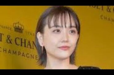 松井愛莉、“超ミニスカ”で美脚際立つ大胆ショット「スタイル良すぎ」　『子宮恋愛』主演で話題