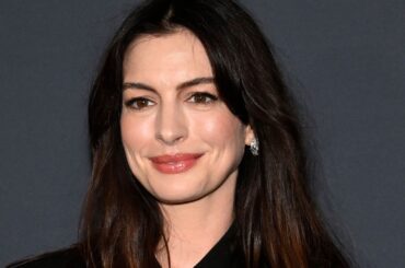 42歳アン・ハサウェイが簡単スキンケアティップスをシェア。ニキビパッチにアイマスクも | Vogue Japan