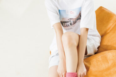 乃木坂46賀喜遥香、すらり美脚を披露　『サンデー』表紙＆巻頭グラビアでカラフル衣装も | ORICON NEWS | 国内海外のニュース