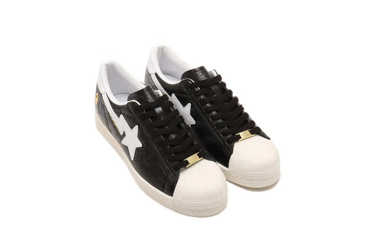 アトモスと「アディダス オリジナルス」、「ア ベイシング エイプ®」がコラボしたスニーカー