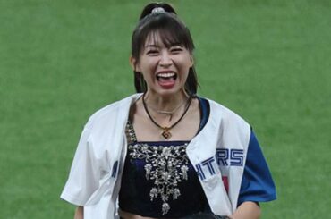 まさかのハプニングに人気アイドル"赤面"「可愛すぎる」　大暴投直前の一幕に爆笑 | Full-Count