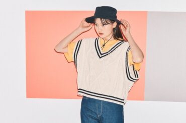 カラーTシャツはベストと合わせて、こなれた着こなしになる。【FUDGE 5月号連動企画-この夏の相棒Tシャツ | DAY 06】 | FUDGE FRIEND | ファッション