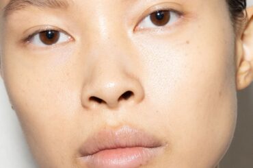 ツヤ肌は「毛穴スワイプ埋め」と「保湿クリーム薄膜重ね」でつくる | Vogue Japan