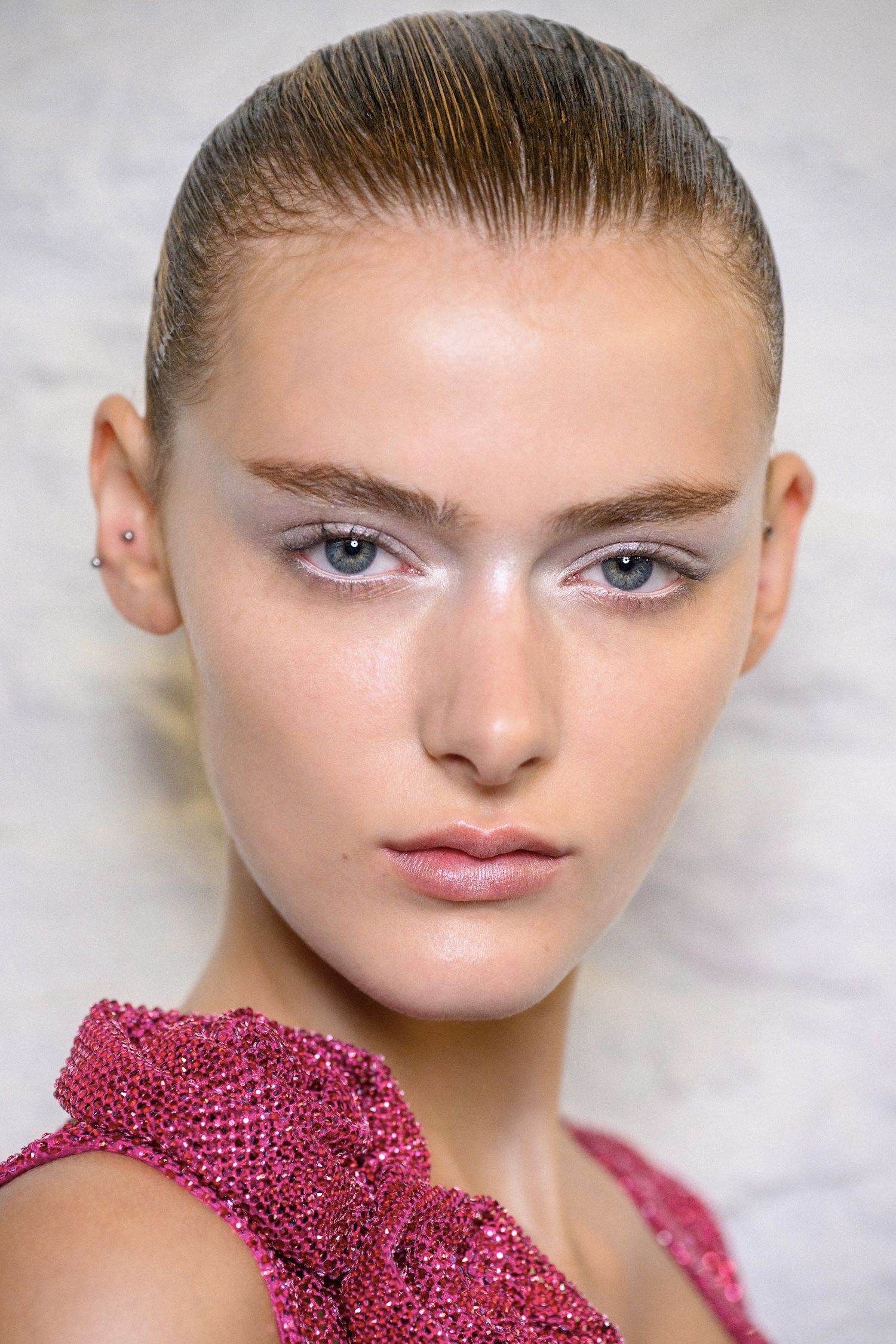 ナイーム カーン【2025年春夏メイクトレンド】夏は色より輝き重視！ 艶と光沢で彩るハイシャインメイク