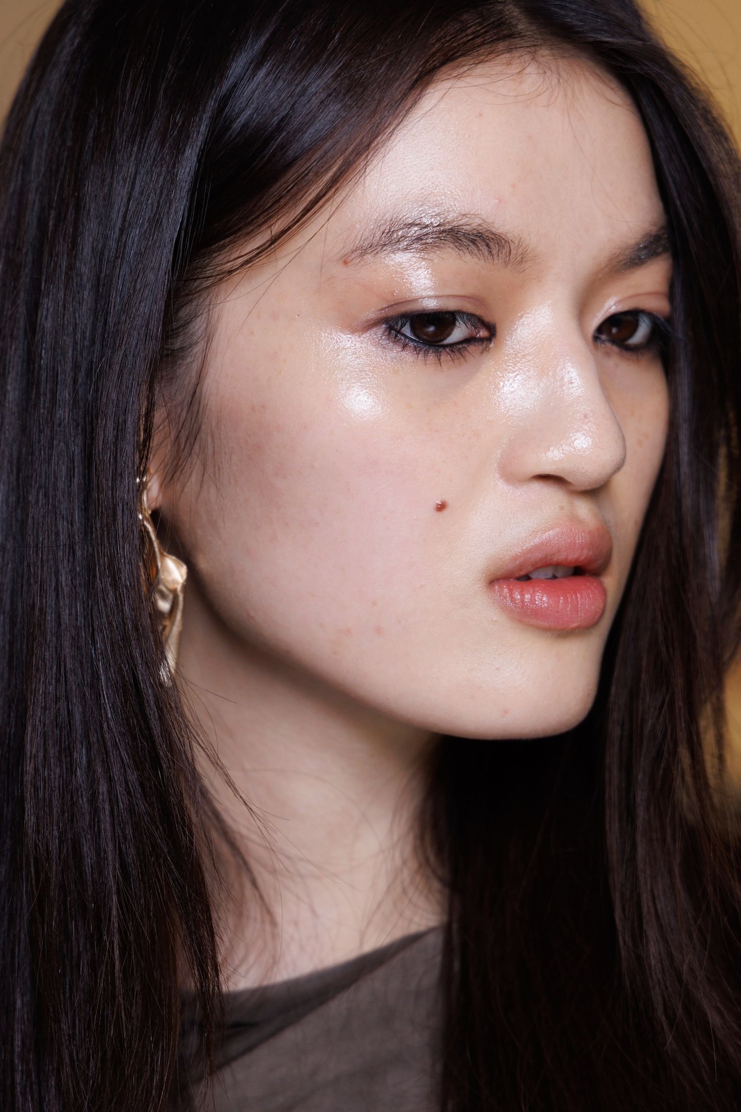 マーシャ ポポヴァ【2025年春夏メイクトレンド】夏は色より輝き重視！ 艶と光沢で彩るハイシャインメイク