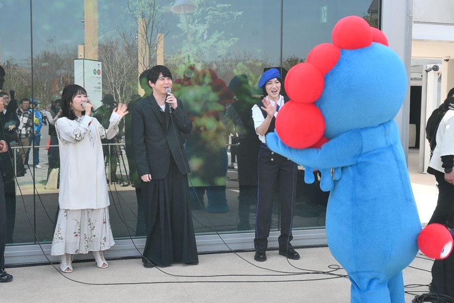 ミャクミャク、東山奈央、梶裕貴、七海ひろき（撮影4月9日：大阪・関西万博）