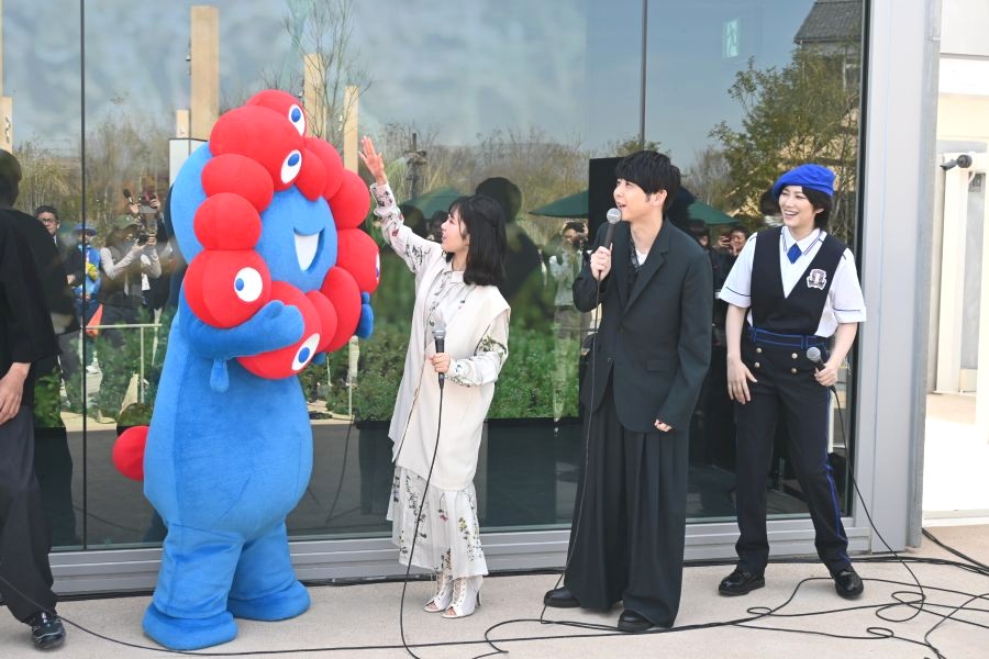 ミャクミャク、東山奈央、梶裕貴、七海ひろき（撮影4月9日：大阪・関西万博）