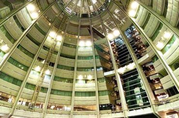 神戸市 東灘区 神戸ファッションマート アトリウムプラザに植栽と六甲山材ベンチを設置 - やのこうじ（ヤノコウジ） ｜ 選挙ドットコム