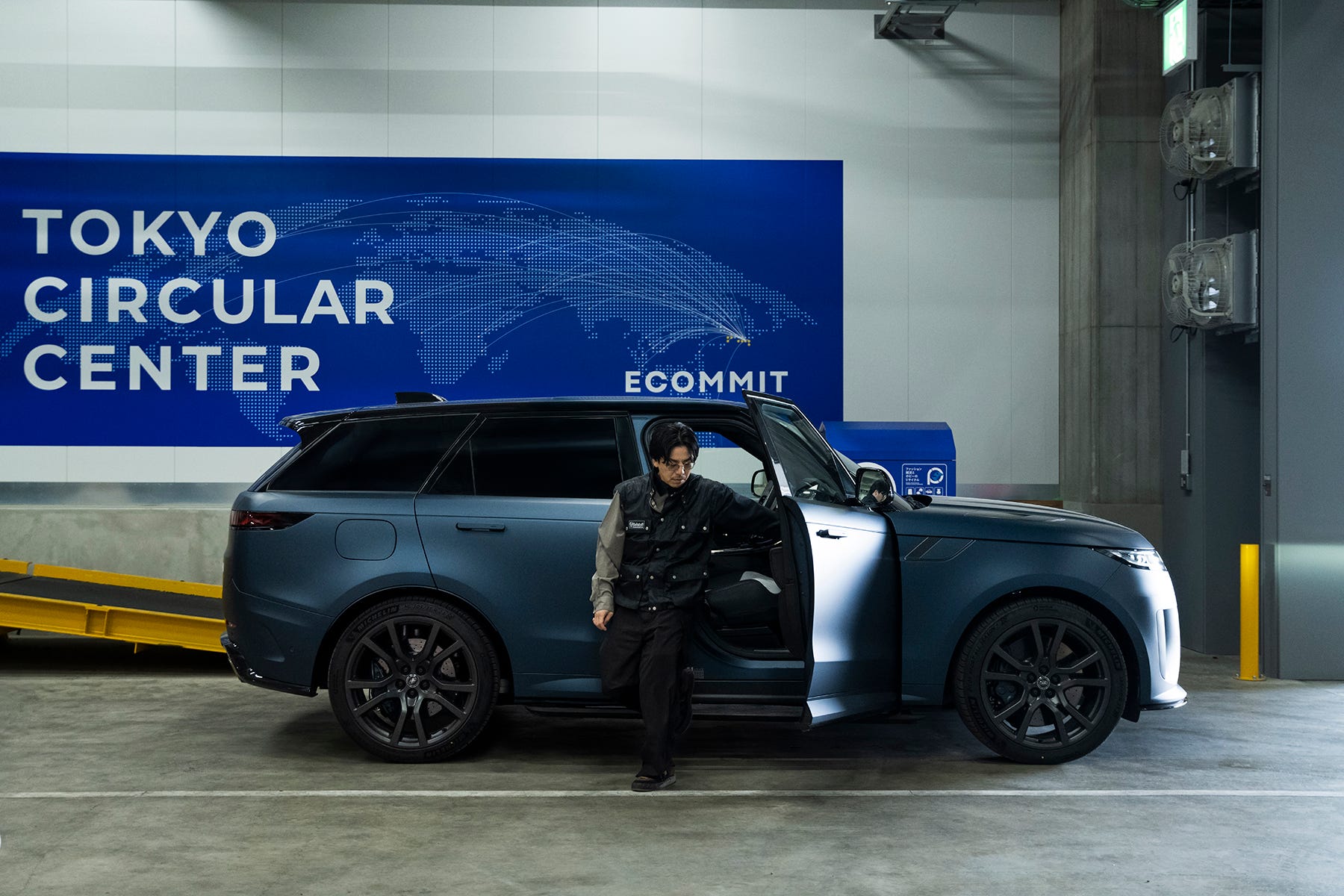 森田晃嘉が「レンジローバー スポーツsv エディション2」で 向かうファッションとその未来