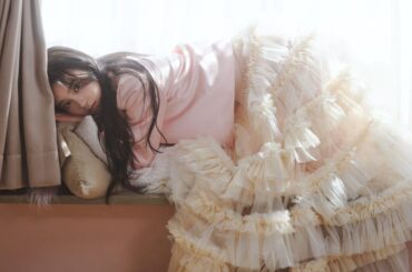 【Dressed in Identity】ME:I MIUが着る、ロマンティックパステルの世界｜カルチャー｜ELLE[エル デジタル]