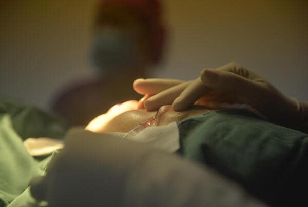 保険診療を捨て美容医療に向かう若手医師が増えている（写真：アフロ）