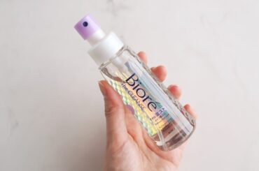 ミストを浴びるだけでメイクを落とせる。なじませいらずの新発想クレンジング「ビオレ ザ クレンズ オイルミストメイク落とし」の実力は？ | マイナビニュース