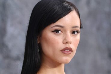 ジェナ・オルテガ、大胆な眉毛ブリーチで別人級に激変！　「老けて見える」「失敗メイク」SNSで賛否