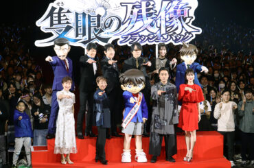 （前列左から）山崎和佳奈、高山みなみ、江戸川コナン、山田孝之、山下美月『コナン』ファンミーティングにて　（後列同）毛利小五郎、小山力也、高田裕司、速水奨、小清水亜美、毛利蘭 ©︎The Hollywood Reporter Japan