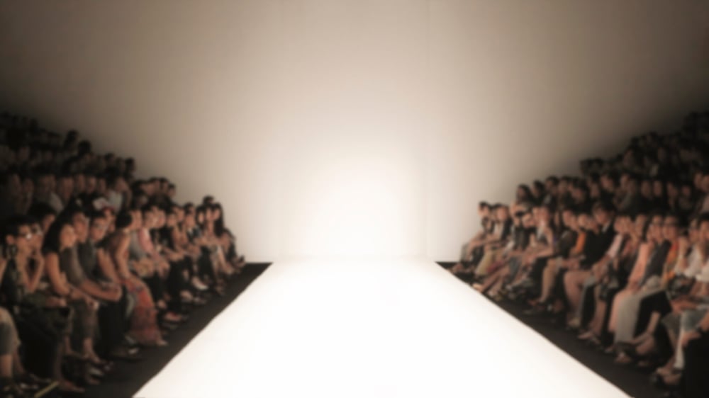 百貨店バイヤーはランウェイショーの数週間前から発注計画を開始します