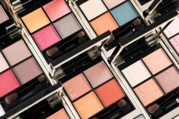 SUQQU「シグニチャー カラー アイズ」人気色ランキング、4色アイシャドウ全色スウォッチ・塗り比べ - ファッションプレス