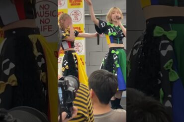 走ってやってきて、照れくさそうに頷き合う姿が可愛いアイドルたち #豆柴の大群 #クロちゃん #水曜日のダウンタウン #レオナエンパイア #ハナエモンスター