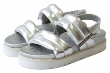 ミネトンカ“ぷっくり”パファーストラップサンダル、煌めくシルバーやモノトーンカラーで - ファッションプレス