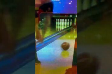 #short　１０回転でフッキングポイント。それからのローリング。あ～あ、裏じゃ～。６番ピン１０番ピンが倒れてストライク。まあいいか。(^^♪