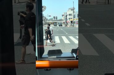 山﨑ゆき発車と車内放送シーン