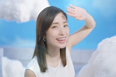 上戸彩、ノースリーブのホワイトコーデで二の腕すらり　「明治Wのスキンケアヨーグルト」新CM、メーキング映像が公開