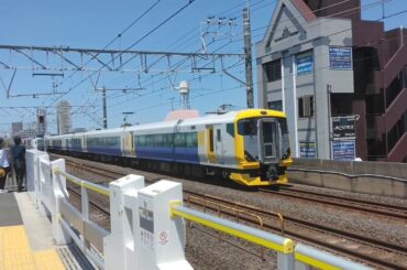 【特急同士のすれ違い通過】総武線下総中山駅を高速通過するE259系総武快速線特急成田エクスプレス12号新宿行きとE257系500番台内房線臨時特急新宿さざなみ81号館山行き