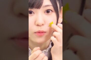 【小原莉子】 星形のシールを顔に貼るりこぴん