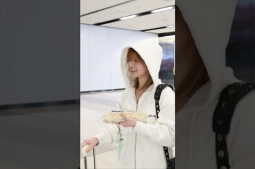 NiziU RIKU、おいしいパンを持って入国したかわいいリスの妖精 #shorts