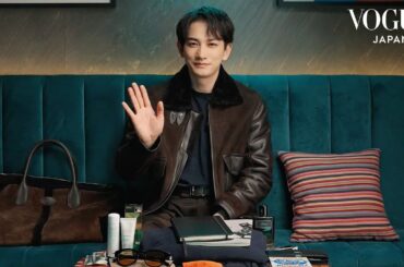 町田啓太のバッグの中身は？トラベルグッズやお気に入りの香水を紹介。| In The Bag | VOGUE JAPAN