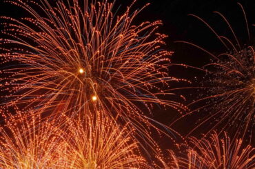 「東京競馬場花火 2025」J-POPの名曲とともに眺める14,000発の花火、府中で - ファッションプレス