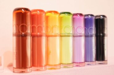 ロムアンド「ピンクオフィス」旗艦店が原宿に限定オープン、リップガチャや日本初上陸コスメ - ファッションプレス