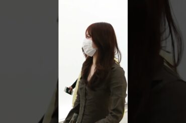 ME:I 笠原桃奈、早朝の出国で疲れた女神も笑い出した出国密着カメラ撮影！？ #shorts
