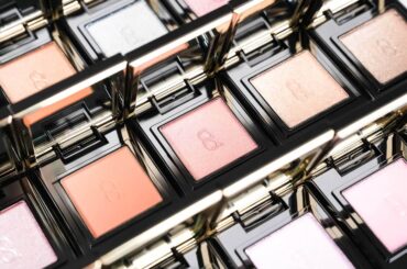 【保存版】SUQQUシングルアイシャドウ「モノ ルック アイズ」全色比較、定番カラーのスウォッチ付き - ファッションプレス