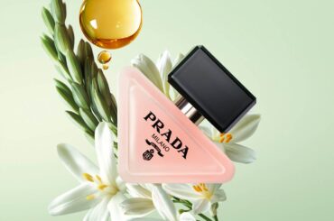 プラダ ビューティ25年夏フレグランス「プラダ パラドックス ヘアミスト」ふんわり香りを纏うツヤ髪へ - ファッションプレス