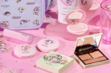 スナイデル ビューティ「パワーパフ ガールズ」限定コスメ、甘く煌めく3色アイパレ＆クリア素材ポーチ - ファッションプレス