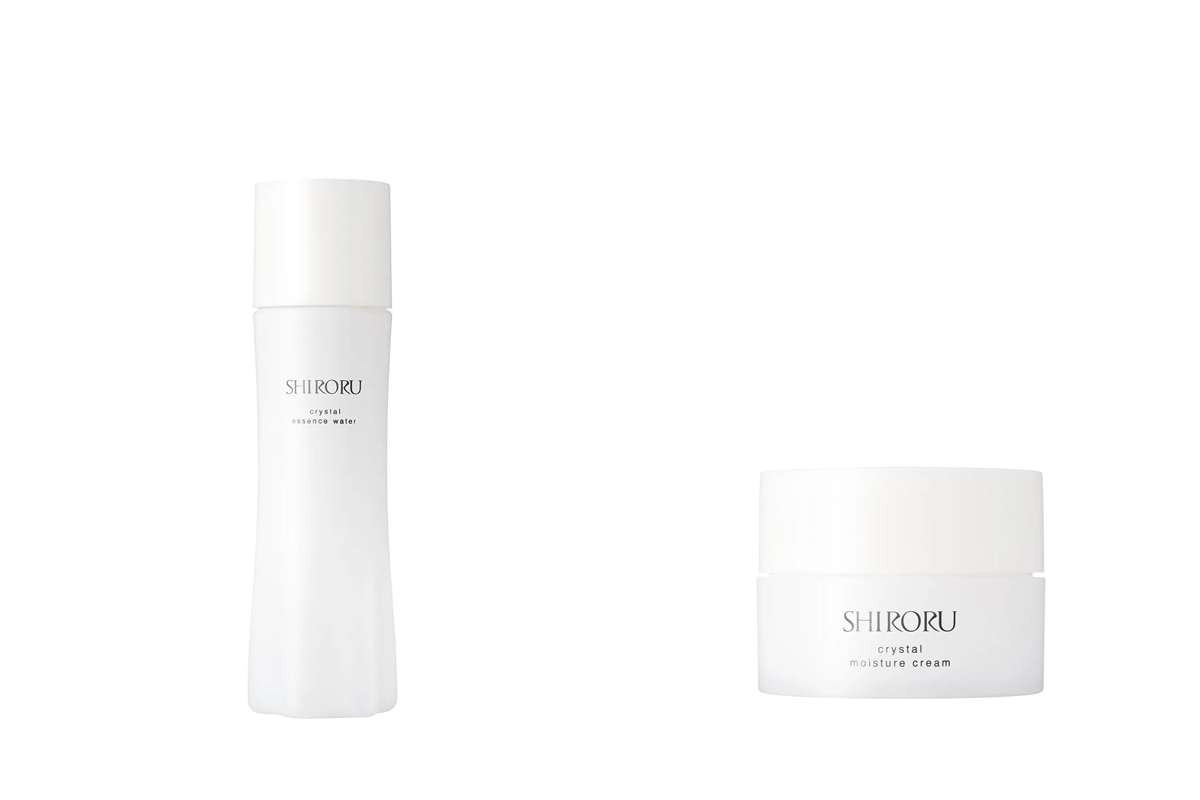 （左から）“クリスタル エッセンスウォーター”【医薬部外品】（100mL、4400円）、“クリスタル モイスチャークリーム”【医薬部外品】（30g、4950円）